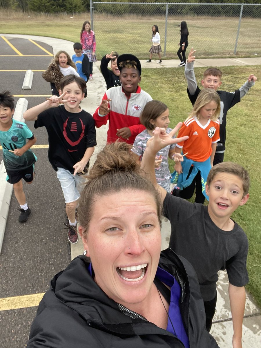 clarksfourthgrd's tweet photo. The weather was beautiful!!! We got some great mileage in! #thunderbirds #runningclub #wineteerstrong @wineteerusd260 https://t.co/WHOMOPc0d6