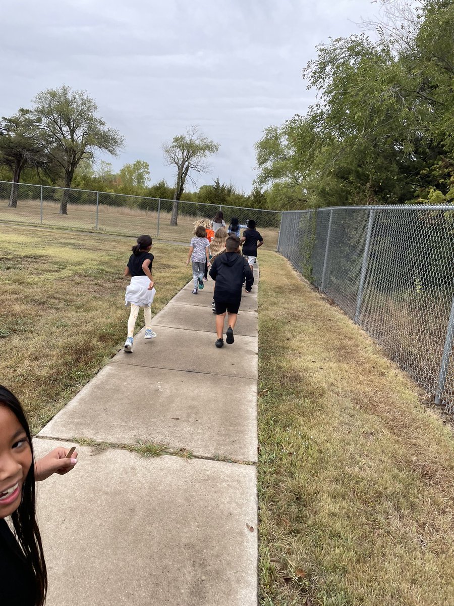 clarksfourthgrd's tweet photo. The weather was beautiful!!! We got some great mileage in! #thunderbirds #runningclub #wineteerstrong @wineteerusd260 https://t.co/WHOMOPc0d6