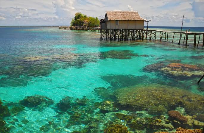 Tomini Bay adalah salah satu tempat wisata yang ada di Gorontalo.
Tomini Bay merupakan teluk terbesar di Indonesia dengan luas sekitar 6.000.000 hektar dan mempunyai 90 pulau. Tempat ini sangat cocok untuk anda yang hobi diving

#PuspitaNagari
#programfolback

Lanjut utas ya ⏬