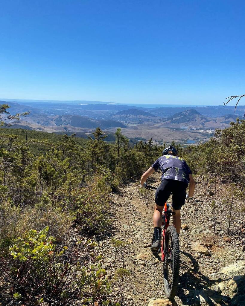 volerracing's tweet image. With racing just about wrapping up for the year, we might take a little time to get out and enjoy some trails.

Stoked on the Cache 2.0 Bibs from @volerapparel for long days where you need a little extra storage for snacks. 🤘

@bradd_wiggss is extra … instagr.am/p/Ci02GuNPUse/