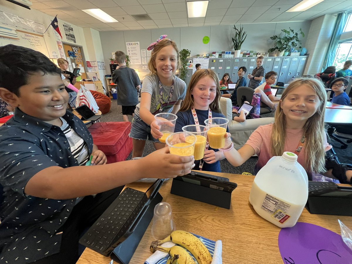 HarrisHES's tweet photo. Students seeing how energy is used in their everyday lives. They loved making smoothies and seeing how a bike pump and a bike all use and transfer energy to perform their functions! @TracyRehfuss @HicksElementary @LISDScience @Duban4Science https://t.co/aeVYyH6TxU