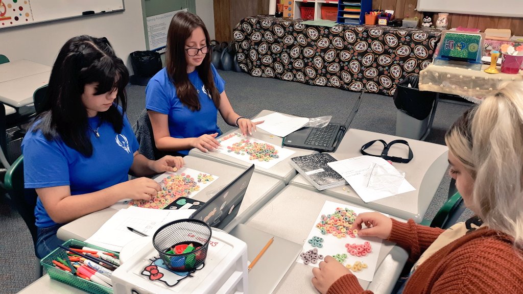 mechsscientist's tweet photo. Today @missionechs seniors reviewed biodiversity using fruit loops to demonstrate species variation.  Tomorrow?  Data presentations!  🙃 #TeamSISD #PhoenixFamily #FirstandBest #foodandscience https://t.co/B3Z98m8clJ