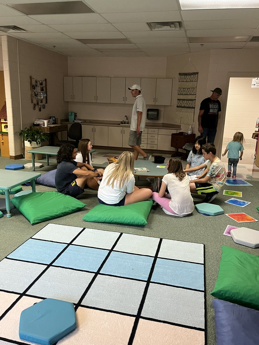 Great turn out for South Side’s family reading night! S/O to <a href="/SHToppersATH/">Science Hill Athletics</a> and <a href="/ETSUAthletics/">ETSU Athletics</a> for helping out!