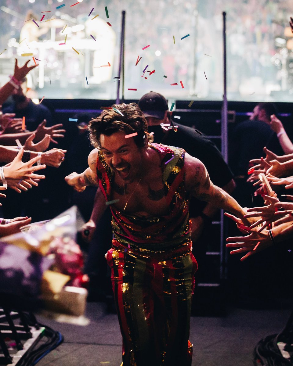 hsdaily's tweet image. Harry leaving the stage at Madison Square Garden - September 21 

📸 Rich Fury