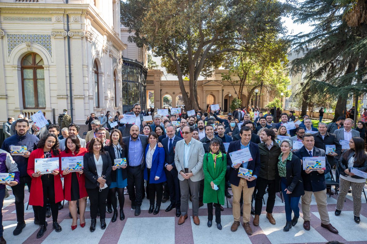 ClaudiaPizarro's tweet photo. Los municipios debíamos competir por los recursos para seguridad. Por decisión del Gobierno, eso ya no corre y los fondos se asignarán de acuerdo con las necesidades de cada comuna. Recibimos los dos últimos proyectos para La Pintana, por un total de 56 millones de pesos. 💜🦋 https://t.co/xJxVIb37vg