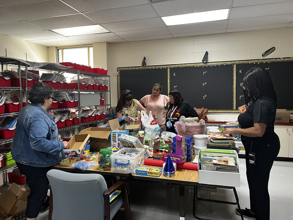 YISD_SPED's tweet photo. What a Thriving Thursday! Check out our @GlenCoveElem Stars Actively Participating in our SSC Make and Take @YISD_SPED @medina_dav @SusanaBurford #yisdsped https://t.co/o95HX6nMUT