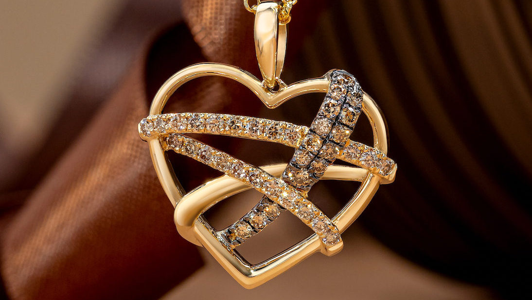 Le_Vian's tweet photo. Nothing says, "I love you" like a Honey Gold Heart wrapped in dazzling Nude and Chocolate diamonds 💛

https://t.co/u2cJRWLD2m

#WrappedInChocolate  #jewellery #handmade #earrings #accessories #necklace #gold #handmadejewelry #love https://t.co/E7Xa6qkMut