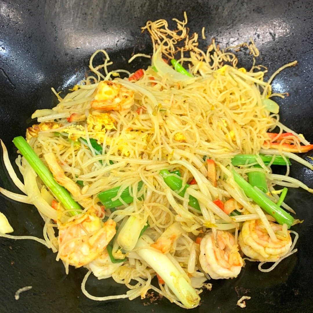 Admit it, noodles just aren't the same unless they're tossed in a searing hot wok! Share the 🌈❤️ today! 

bit.ly/RainbowMpls to order takeout online