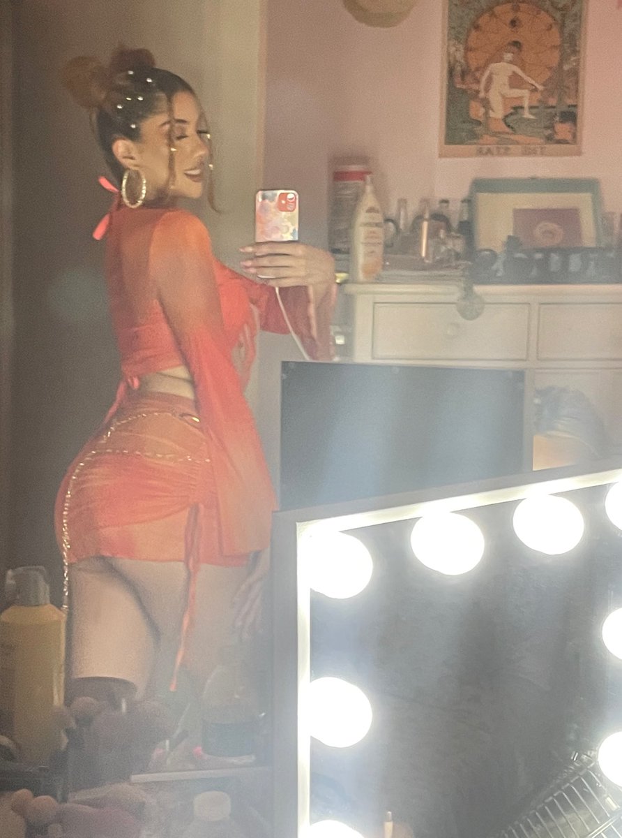 dearly_marissa's tweet photo. In the mirror and it’s clear why they hate me 😝 https://t.co/N5l9BdAsVf