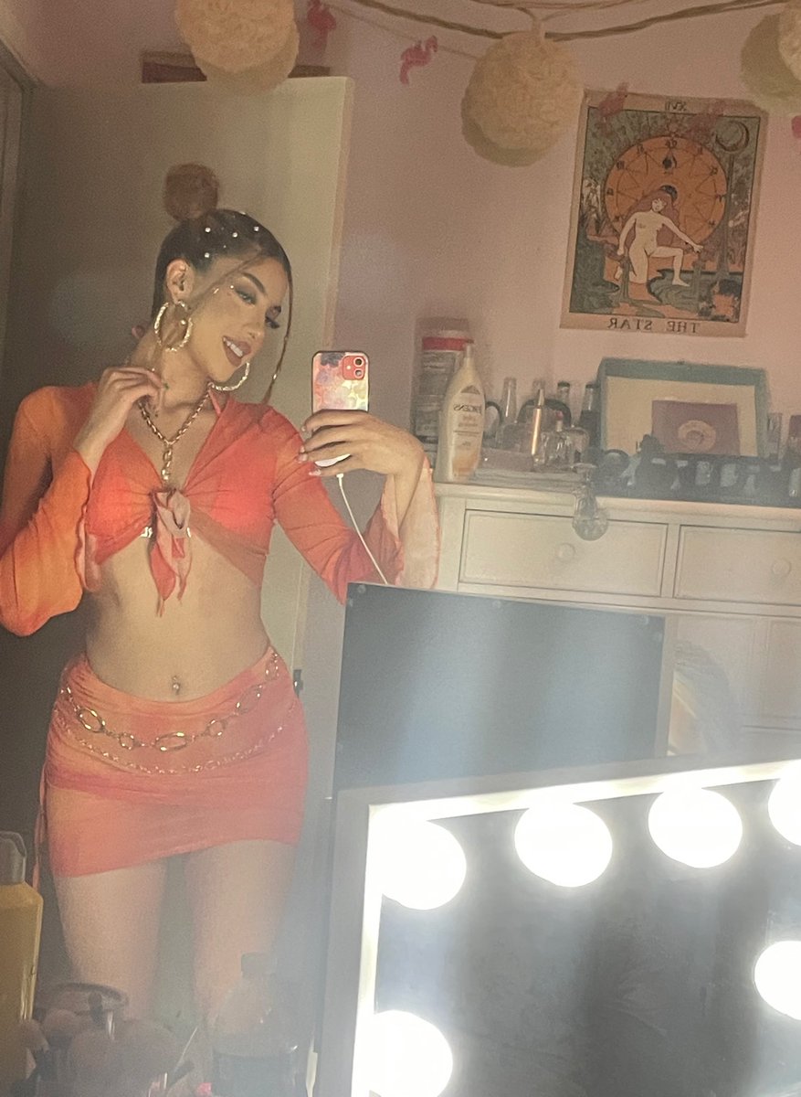 dearly_marissa's tweet photo. In the mirror and it’s clear why they hate me 😝 https://t.co/N5l9BdAsVf
