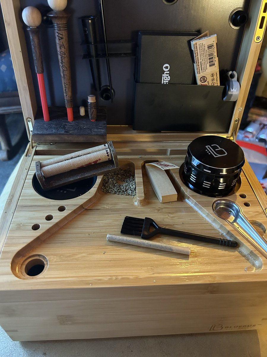 #Mmemberville tonight’s session is <a href="/RedEyeSocialCLT/">Charlotte Smokers Club</a> Platinum Kush and proof I think I am figuring this out <a href="/Ribera420/">M⁴a²nn⁰y</a>. The stash box is the <a href="/BluebusFT/">BlueBus Fine Smoking Tools</a> Discovery and you can find it here: bluebusft.com/bus/3/. The Puckers are from <a href="/TheHandyPucker/">KnottyLABS</a>.