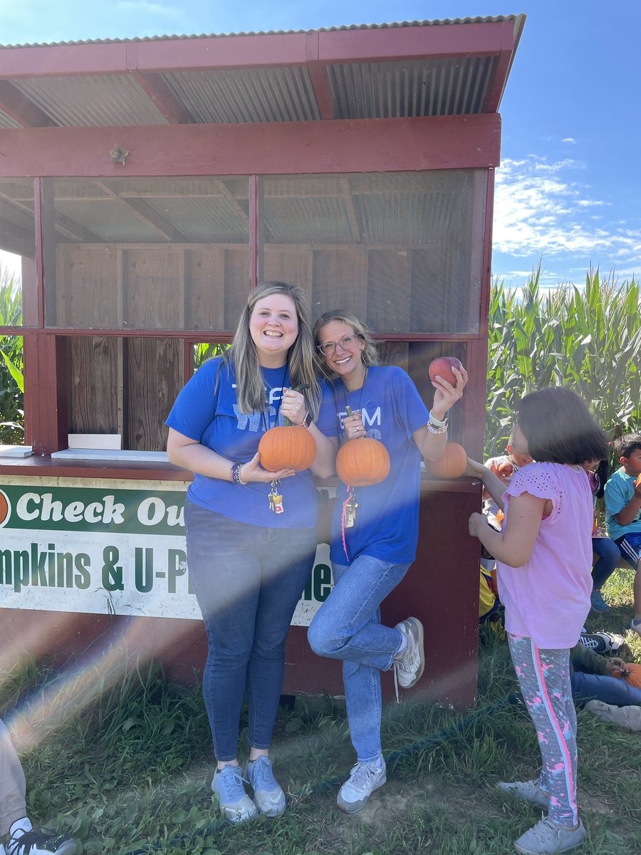 livestrong22's tweet photo. We are having a BLAST at Jackson’s Orchard!!!! #thirdgraderocks #determineddragons https://t.co/0DgfhINW0z