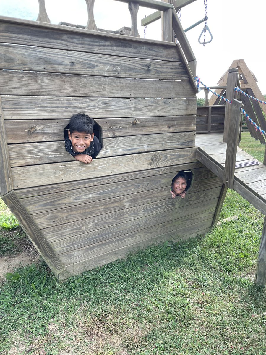livestrong22's tweet photo. We are having a BLAST at Jackson’s Orchard!!!! #thirdgraderocks #determineddragons https://t.co/0DgfhINW0z