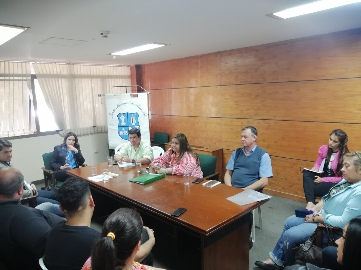 JesusLaraPy's tweet photo. 🚸 Recibimos a los vecinos de la zona de Primer Presidente y Madame Lynch.
Conformamos una mesa de trabajo, junto con los técnicos de @asu_transito
Tenemos que encontrar una solución que sea la más favorable para todos.
#GiroALaIzquierda
#MadameLynch
#PrimerPresidente https://t.co/pHm8AnihkN