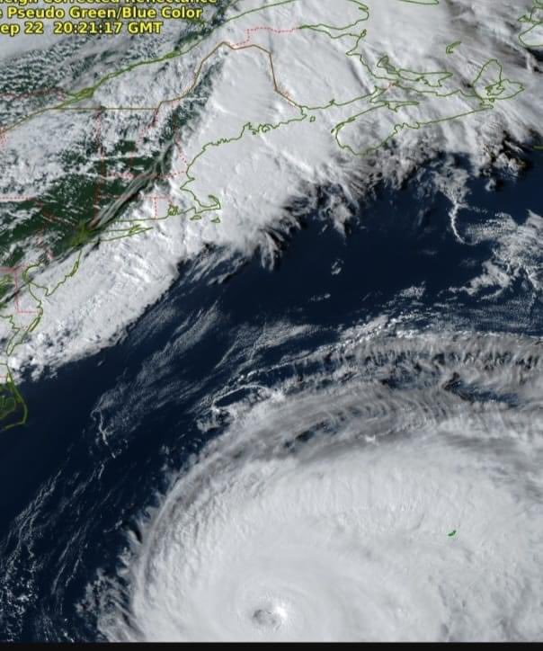 lynn2wine's tweet photo. She’s coming 😳🇨🇦🌪 #Fiona https://t.co/Euf1KpNJ5l