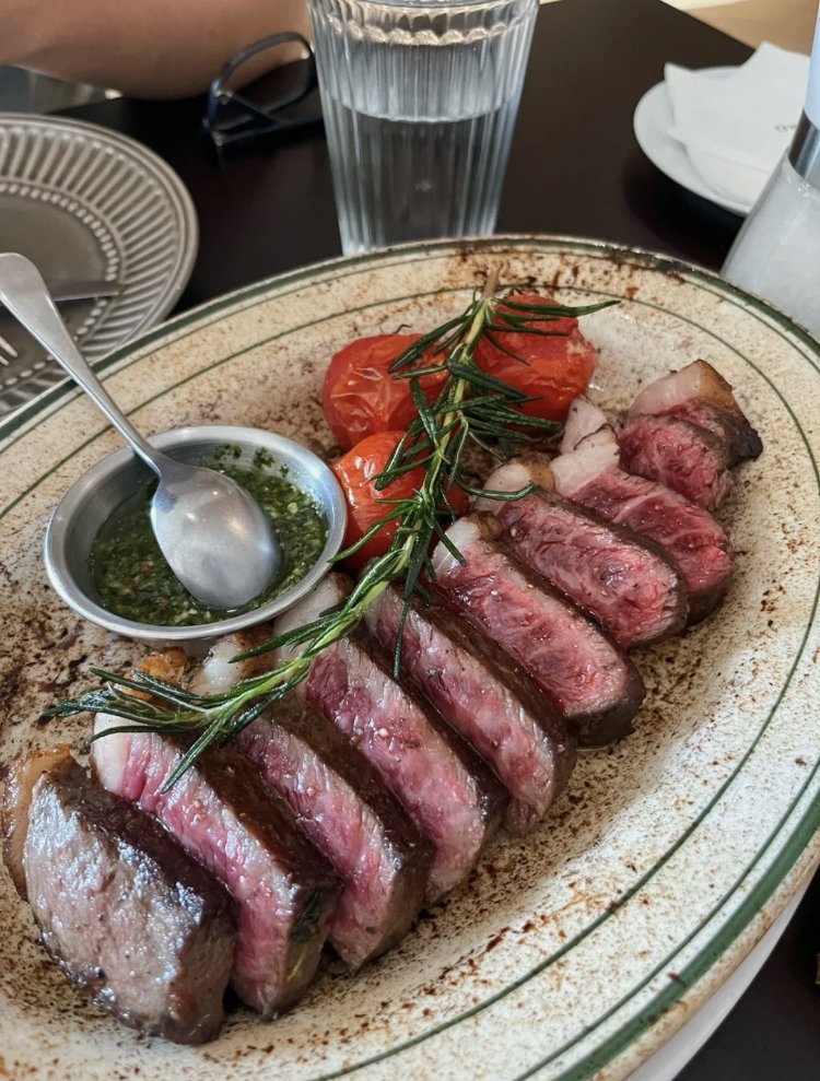 Agathabmce's tweet photo. Medium-rare steak, nutty bread, sauteed bacon, garlic slices and mixed mushrooms👍👍👍 https://t.co/qeterJq2Kg