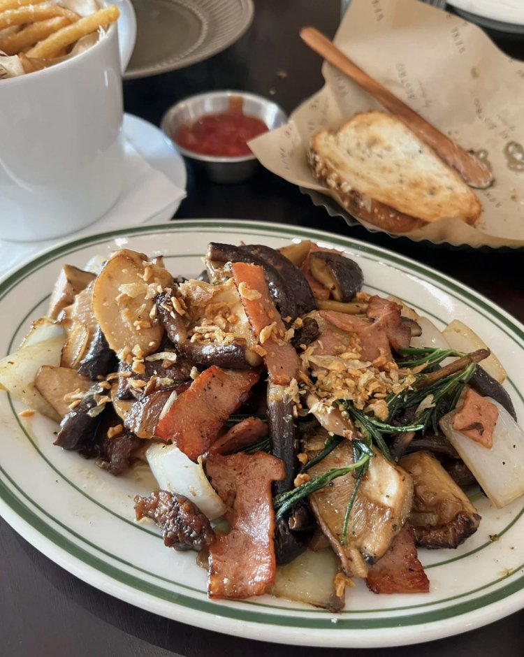 Agathabmce's tweet photo. Medium-rare steak, nutty bread, sauteed bacon, garlic slices and mixed mushrooms👍👍👍 https://t.co/qeterJq2Kg