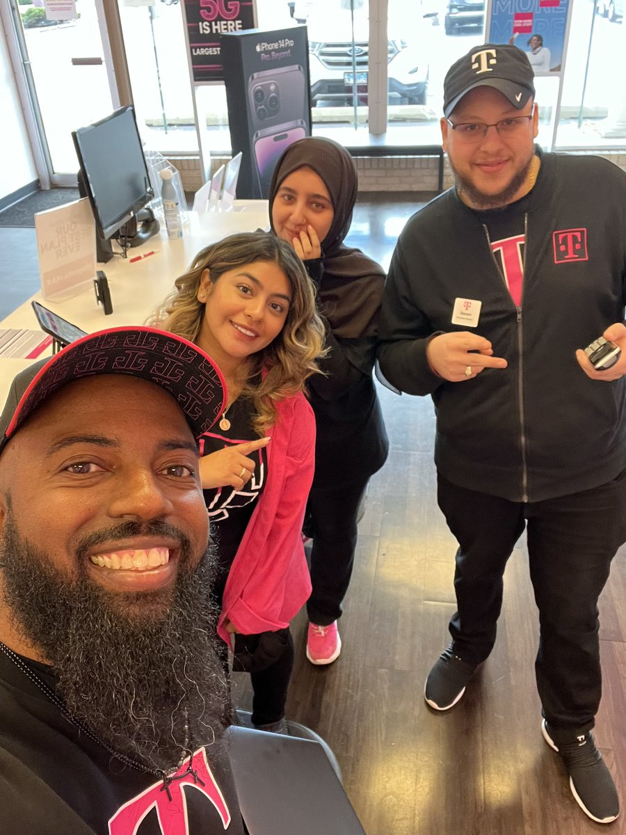 Sherri Alejandre (@magentadama) on Twitter photo Celebrating the first day of fall with Steve and the Palos team 🍁🍂 L.E.A.D mentor/mentee visits <a href="/MrPendleton/">Demetrius Pendleton</a> <a href="/mariajimenezz4/">Maria Jimenez</a> <a href="/SmartChoiceMo1/">Smart Choice Mobile</a> Celebrating the first day of fall with Steve and the Palos team 🍁🍂 L.E.A.D mentor/mentee visits <a href="/MrPendleton/">Demetrius Pendleton</a> <a href="/mariajimenezz4/">Maria Jimenez</a> <a href="/SmartChoiceMo1/">Smart Choice Mobile</a>
