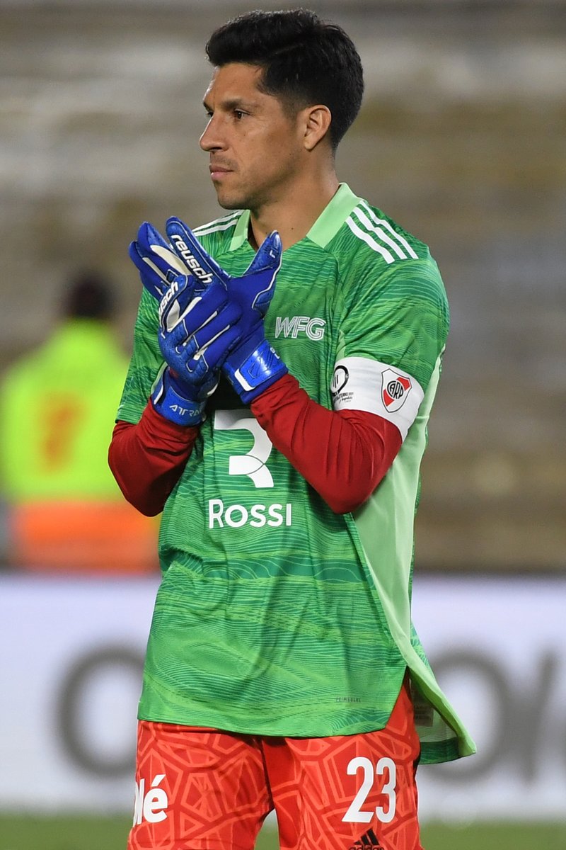 RiverPlate's tweet photo. "Atajo yo, Leo" 🧤♾ https://t.co/xNttQhoeQn