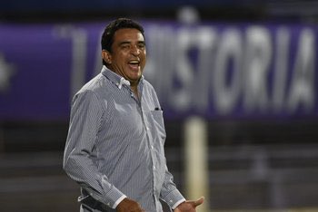 uyscoutfut's tweet photo. 𝘿𝙖𝙣𝙞𝙚𝙡𝙤 𝙉𝙪ñ𝙚𝙯 (𝘿𝙏)

Danielo Nuñez, es un DT Uruguayo que actualmente dirige en Cerro, en Segunda División, y que está en busca del ascenso.

Tiene 57 años, y pasó gran parte de su carrera dirigiendo en Cerro Largo, un técnico muy infravalorado en nuestro fútbol. https://t.co/OU3THL1R8Z