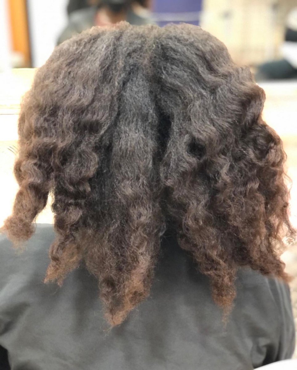 olaplex's tweet photo. 🌀CURL REVIVAL🌀
You too can create gorgeous curls in salon with #OLAPLEX:
💪Begin with an in salon OLAPLEX Stand Alone Treatment™️ with N°.1 & N°.2 for the ultimate repair & strengthening.
💧Follow up with our 4-IN-1 Moisture Mask.
✨#OLAtexture
Hair by: @novaperruquers https://t.co/Y1TfM4qJBr