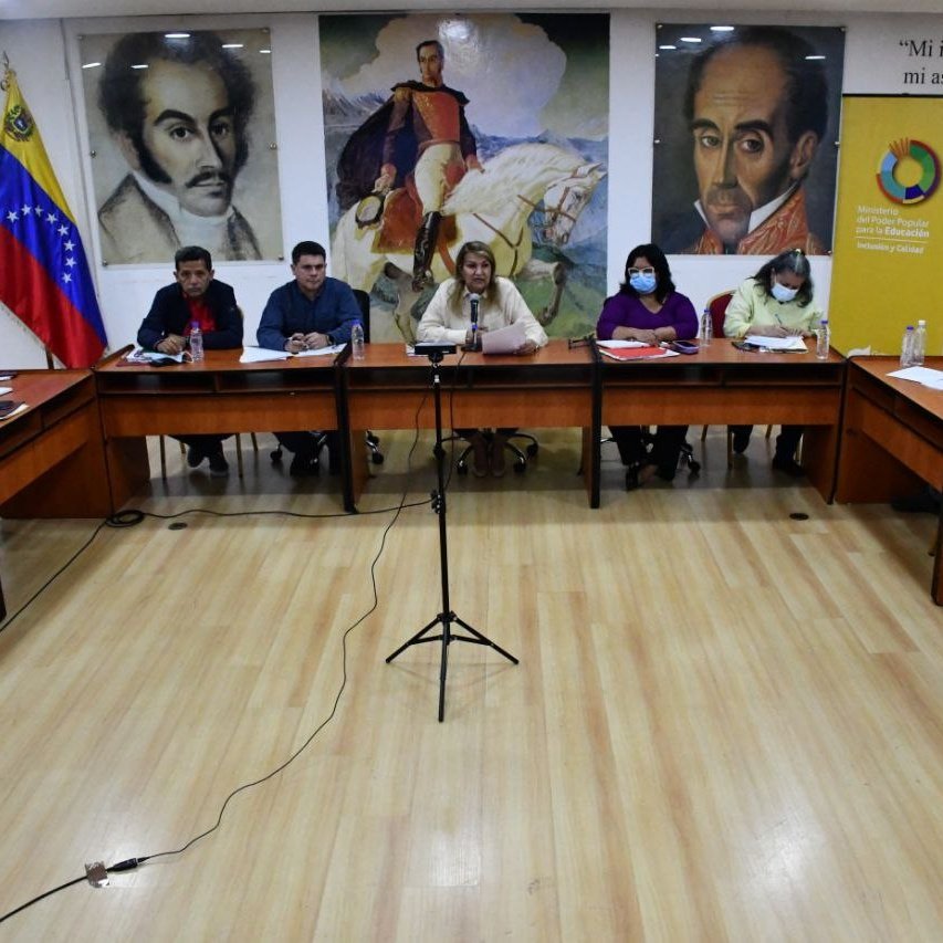 _LaAvanzadora's tweet photo. Cumpliendo instrucciones del Pdte. @NicolasMaduro, sostuve videoconferencia de trabajo con los jefes y jefas de zonas educativas del país, recibieron orientaciones pedagógicas, además evaluamos los diferentes planes de trabajo enmarcados en este próximo inicio de clases. https://t.co/tNP07jlxXz