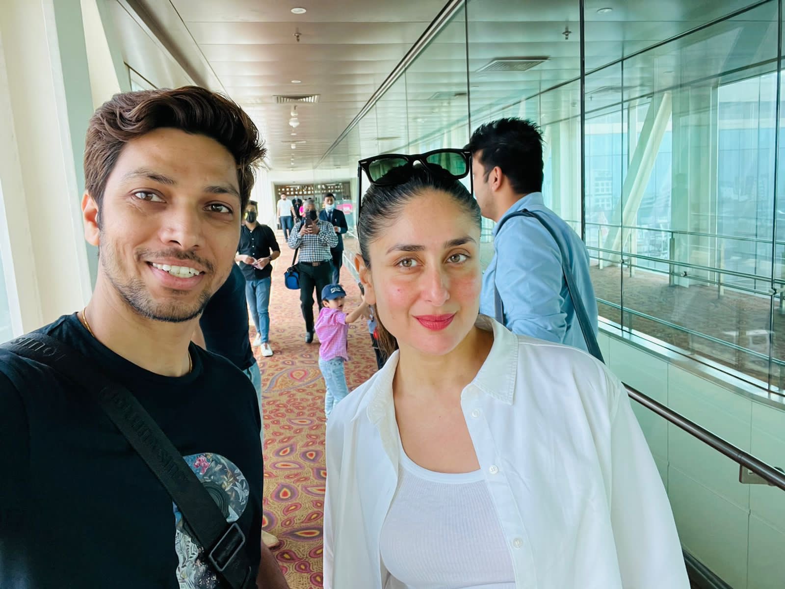 Kareena Kapoor Khan on Twitter: "Kareena spotted with a fan https://t