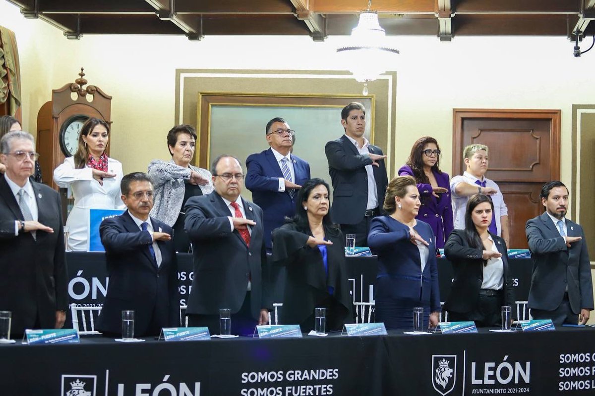 AleGutierrez_mx's tweet photo. En la Sesión Solemne de Ayuntamiento, entregué por escrito el Primer Informe de Gobierno, documento📄 que concentra las peticiones ciudadanas que hoy son una realidad. https://t.co/AlzqAjBed7