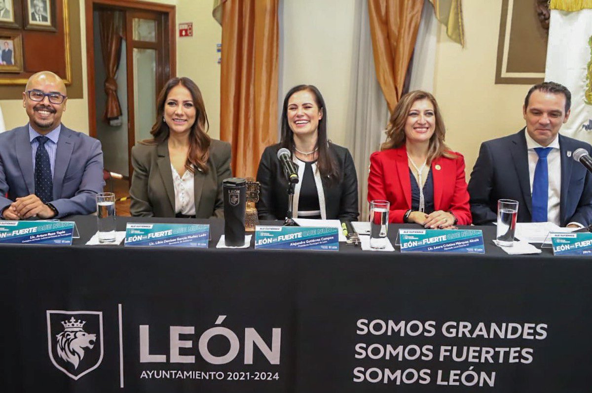 AleGutierrez_mx's tweet photo. En la Sesión Solemne de Ayuntamiento, entregué por escrito el Primer Informe de Gobierno, documento📄 que concentra las peticiones ciudadanas que hoy son una realidad. https://t.co/AlzqAjBed7