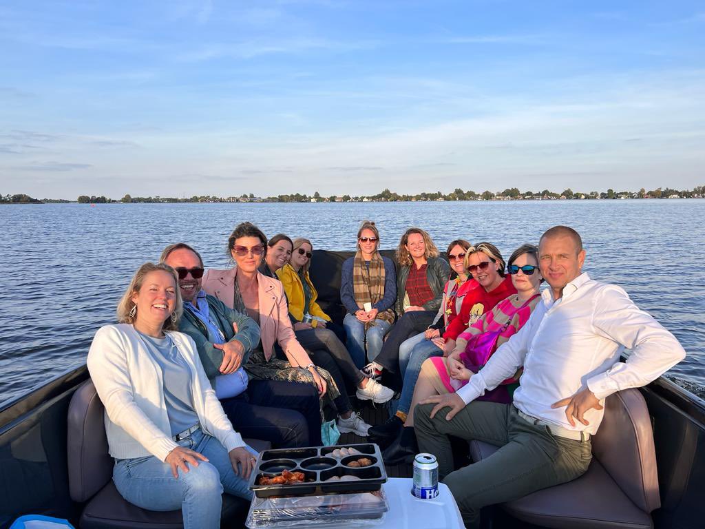 Wat een feest! Een deel van onze vrijwilligers heeft vandaag heerlijk gevaren. Eindelijk zagen ze elkaar weer eens🎈. Veel dank Sloepgemak.nl we vonden het geweldig 🤩. 
#teambuilding #loosdrecht #vrijwilligers