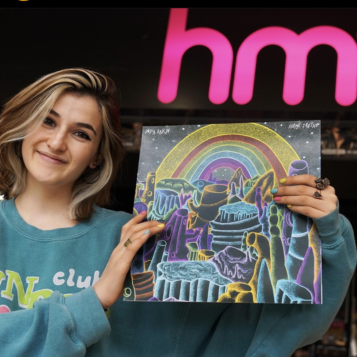 hmvNewcastle's tweet photo. If there was ever a time to listen to @BBCIntroNE #BBCIntroNE then TONIGHT IS THE NIGHT!!!
@nickyrob talking to our own @indiaarkin about her debut release on the new @hmvtweets #NineteenTwentyOneRecords
Previous #hmvLiveAndLocal bands #Sirens & @TenEightyTrees new singles too https://t.co/EHHjzlvCrp