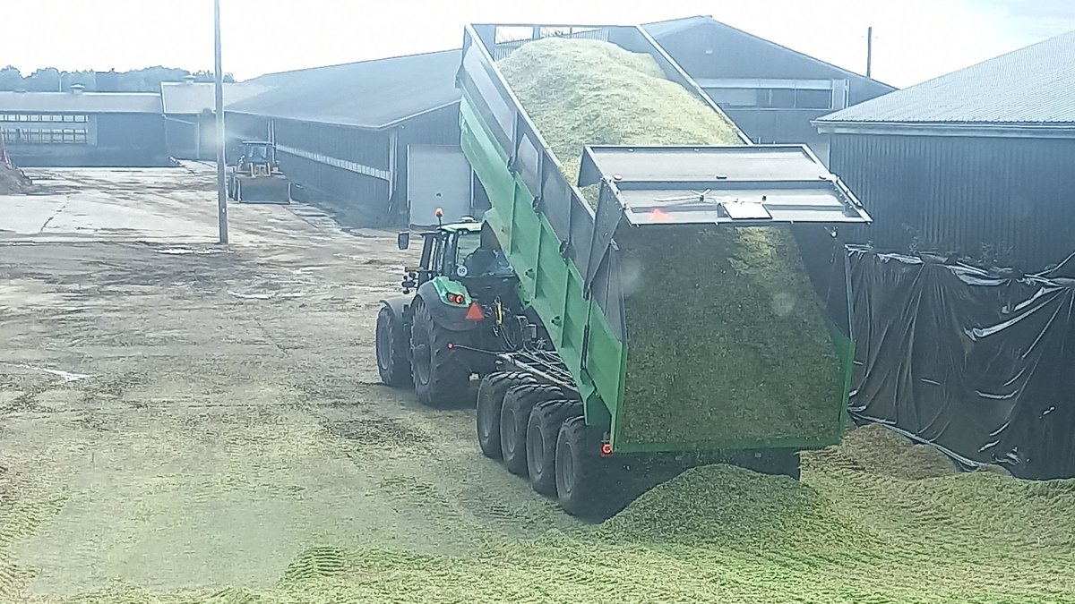 KruyffAdrian's tweet photo. Trucking 34mt of silage home at a time is really nice especially when it tows so easy. @vanderlinderyan @KtwoLtd @DeltaPowerEquip https://t.co/kMV8efhMov