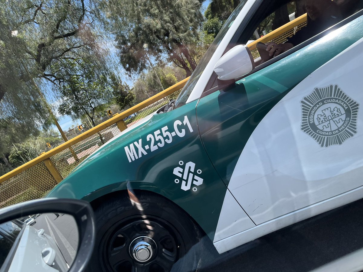 javier79c10's tweet photo. @SSC_CDMX quiero poner una queja contra los polis a bordo de esta patrulla, que estan parando gente de modo arbitrario en Av. 608. https://t.co/akky1V7YIw