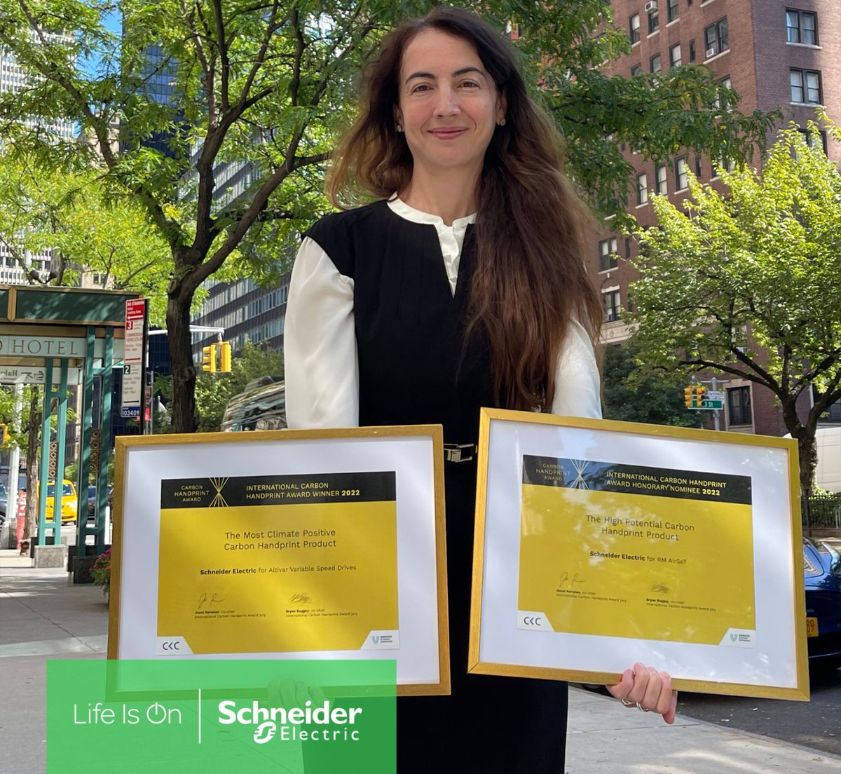We are proud to share that 2 of Schneider Electric Altivar and AirSeT have been recognized at the 2022 Carbon Handprint Awards hosted at #ClimateWeekNYC for their #positive #climateimpact! Our CSSO, Gwenaelle was there to receive them on our behalf! 
spr.ly/6018MnMe8