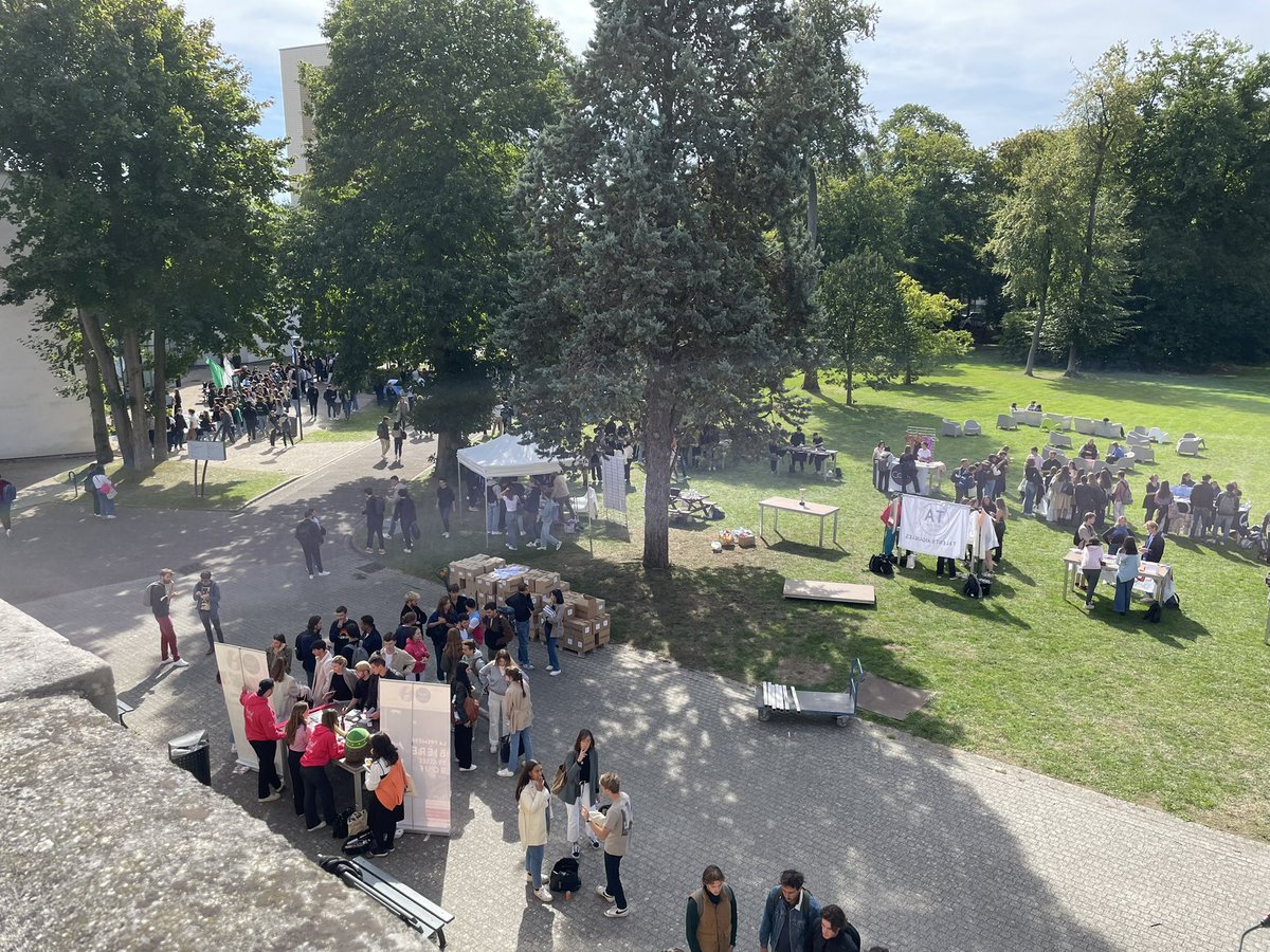 ALeroyNEOMAbs's tweet image. Journée spéciale #asso aujourd’hui sur les campus de @NEOMAbs. L’occasion pour les nouveaux étudiants de découvrir la richesse de la vie associative grâce aux 90 associations de @NEOMAbs #Bepassionate_Shapethefuture