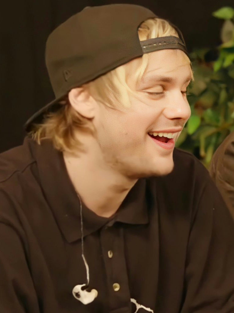 Michaelsmilebot's tweet photo. His smile 🥺 https://t.co/Be5xs98ztI