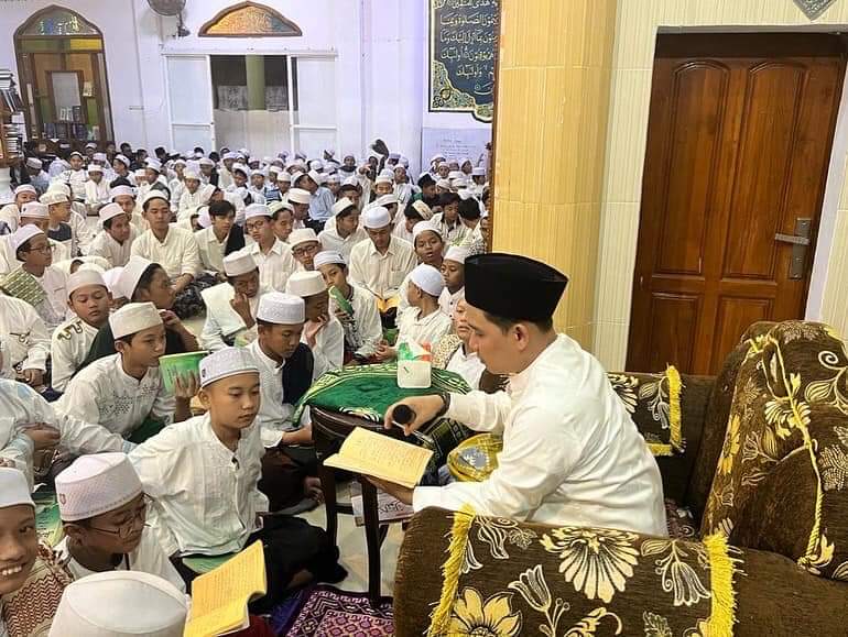 gusbarra__'s tweet photo. Alhamdulillah, masih berkesempatan mengajar ngaji para Santri Amanatul Ummah.

Kali ini, Ngaji Kitab Idzatun Nasyi'in Bab "Anwa'ul Hurriyyah" Macam-macam kebebasan.

#gusbarra
#ngaji https://t.co/qrabZXBUur