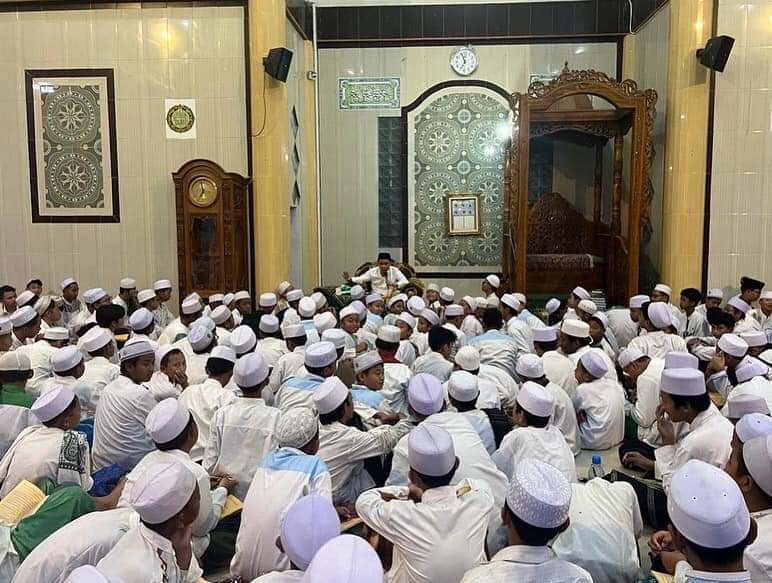 gusbarra__'s tweet photo. Alhamdulillah, masih berkesempatan mengajar ngaji para Santri Amanatul Ummah.

Kali ini, Ngaji Kitab Idzatun Nasyi'in Bab "Anwa'ul Hurriyyah" Macam-macam kebebasan.

#gusbarra
#ngaji https://t.co/qrabZXBUur