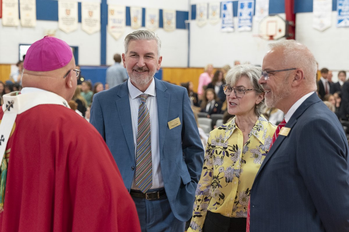 SacredHeartHfx's tweet photo. With open hearts and open arms, we welcomed our new school year and our new Head of School @dphillips3321 at our Opening of School Liturgy, officiated by @HalifaxYarmouth Archbishop Dunn and filled with prayer, music, and reflection. #MySHSH #wearesacredheart #community #blessed https://t.co/nqHWZRaSRr