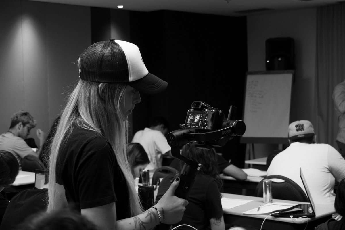 bcxcreators's tweet photo. Game Day com uma marca especial que faz parte da nossa rotina Red Bull 🏁❤️‍🔥

Como vocês dizem: Te dá aaasas, so let’s fly 🇪🇪

#BCXCreators #BCXFilms #MadeInRAO
#Redbull #Backstage #Behindthescenes #Audiovisual #Filmmaking https://t.co/VbqzaNkIBu