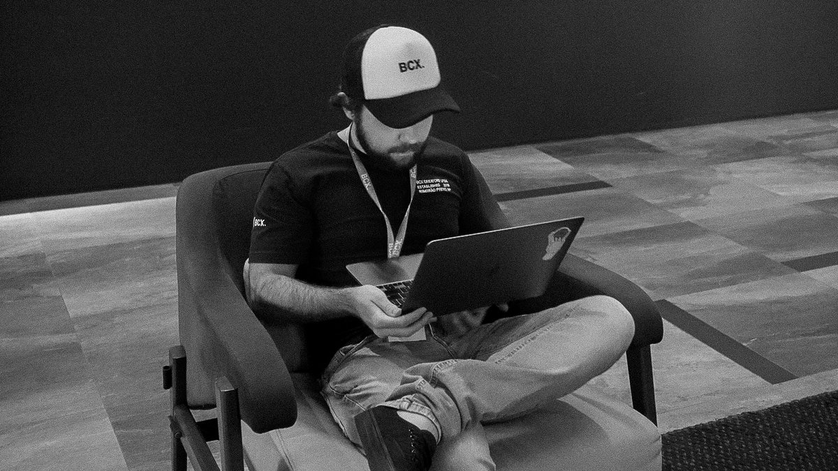 bcxcreators's tweet photo. Game Day com uma marca especial que faz parte da nossa rotina Red Bull 🏁❤️‍🔥

Como vocês dizem: Te dá aaasas, so let’s fly 🇪🇪

#BCXCreators #BCXFilms #MadeInRAO
#Redbull #Backstage #Behindthescenes #Audiovisual #Filmmaking https://t.co/VbqzaNkIBu