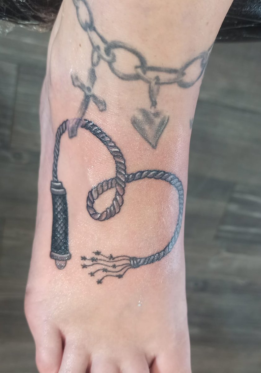 MistressLuisa1's tweet photo. Weil BDSM mehr für mich ist als ein Spiel oder das schnelle Geld. 🖤
BDSM hat mein Leben zum besseren verändert und mir aus der schwersten Zeit meines Lebens geholfen. 🙏🏼
#bdsm #femdom #mistress #realgoddes #footfetish #whip #spanking #tattoo https://t.co/8xv7vzaP11