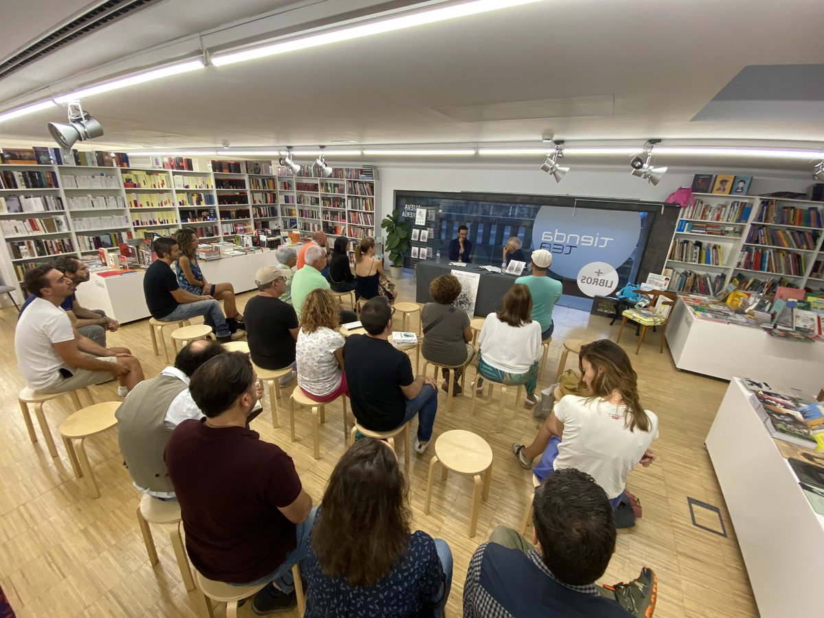 <a href="/nicdorta/">Nicolás Dorta</a> y <a href="/cosmejuan/">Juan Cruz Ruiz</a> dialogando sobre Doble cristal en La tienda del TEA 

#literaturaadulta #farodeTeno