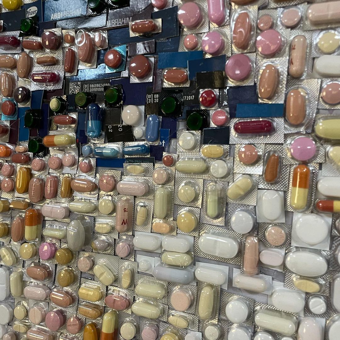 5⃣ Over time, these objects left their place to more waste materials. She now tries to recreate all kinds of used objects and waste materials as a work in the world of art with the principle of recycling and upcycling.