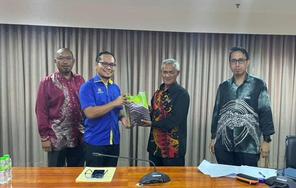 Mesyuarat Penutup Audit SPKKP ISO 45001:2018 Projek JKR Terengganu oleh Jurutera Awam Penguasa Kanan <a href="/cpabkorporat/">CPAB&KORPORAT JKRTRG</a> Ir. Haji Mohamad Alwi bin Mat Zin <a href="/JkrMalwi/">MOHAMAD ALWI MAT ZIN</a> di Bilik Gerakan Wisma Negeri.
<a href="/JKRMalaysia/">JKR Malaysia</a> <a href="/IrZulkefly/">Mohd Zulkefly S</a> <a href="/IrHjMdridzwan/">IrHjMdridzwan</a> <a href="/NazmanAkram/">nazman_akram</a> @asharickc