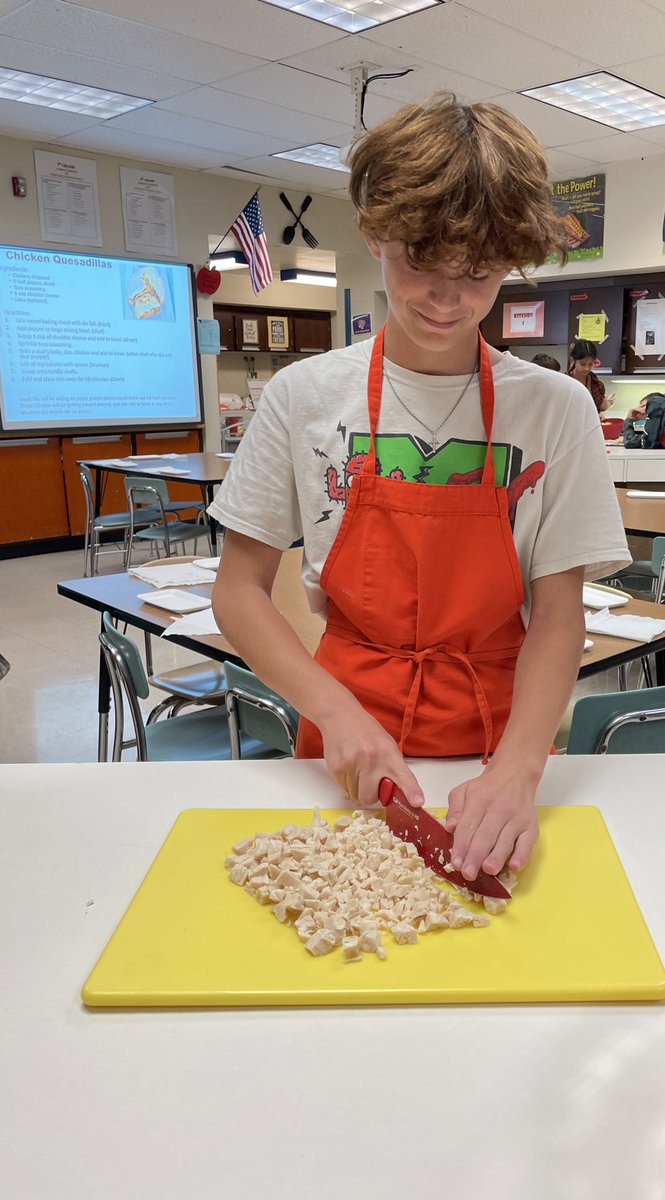 MrsLinnertFACS's tweet photo. 8th grade made chicken and bell pepper quesadillas + 7th baked their pizzas today! 🫑🍕@WEARECMS25 https://t.co/Y4sRtUBIbS