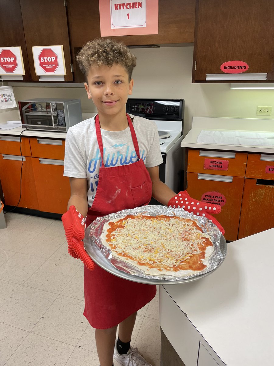 MrsLinnertFACS's tweet photo. 8th grade made chicken and bell pepper quesadillas + 7th baked their pizzas today! 🫑🍕@WEARECMS25 https://t.co/Y4sRtUBIbS
