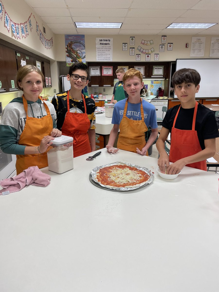 8th grade made chicken and bell pepper quesadillas + 7th baked their pizzas today! 🫑🍕@WEARECMS25