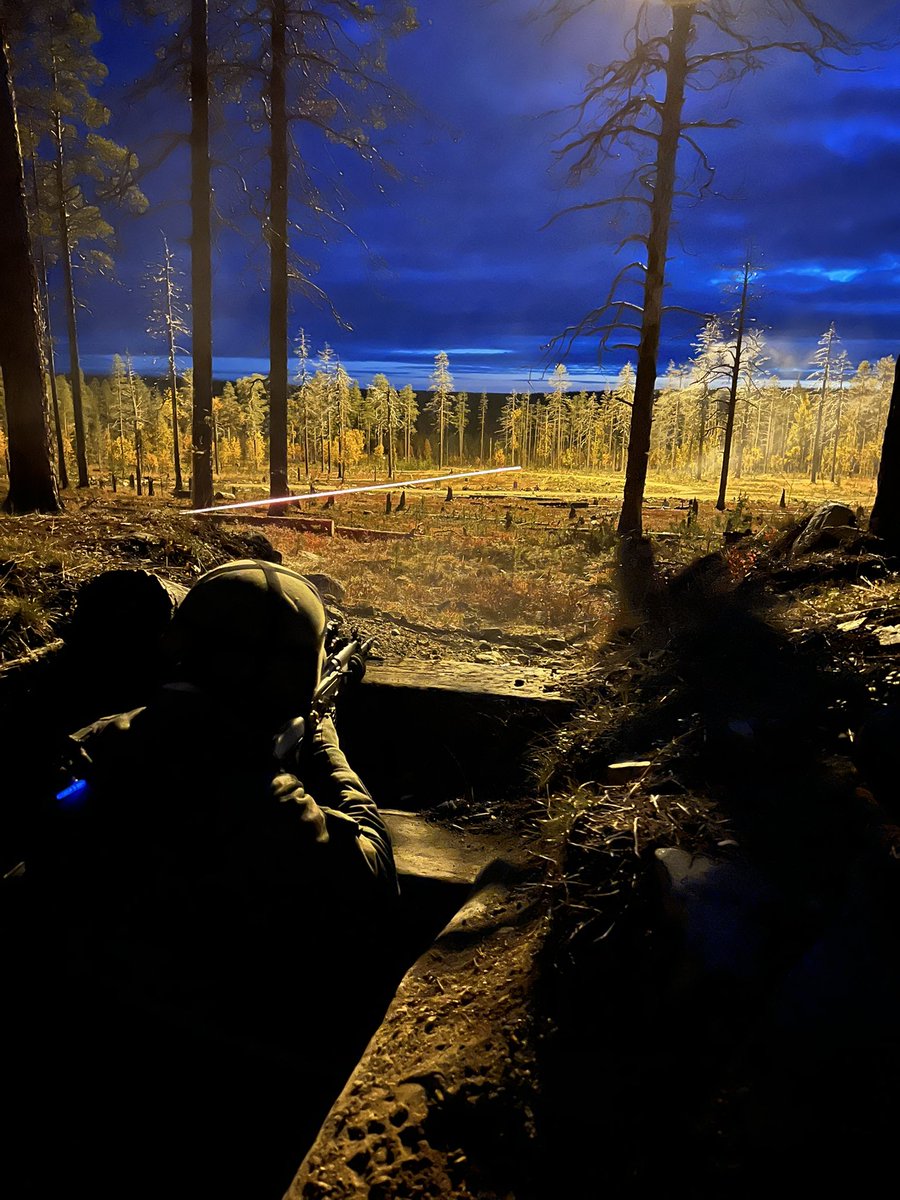 Pimeän laskeuduttua ammunnat jatkuvat ajankohtaisissa väreissä. #LAPJP #Lapinjääkärit
