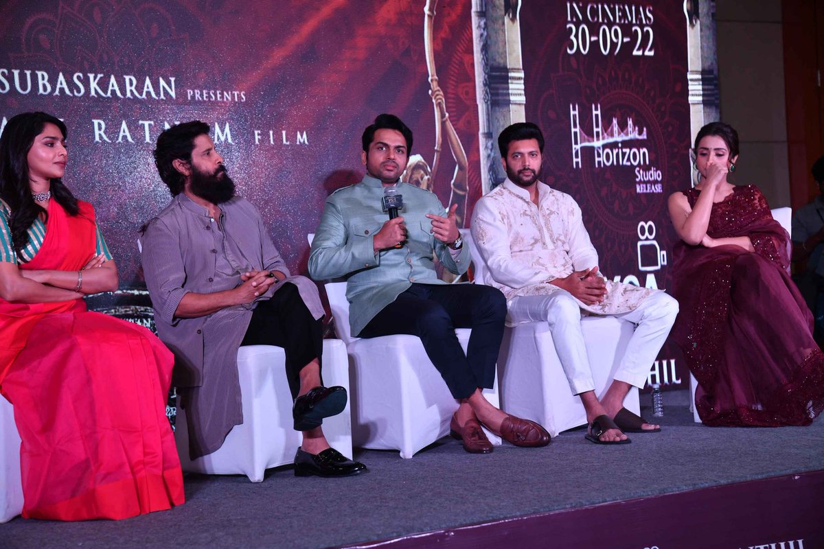 PoojaSuniramana's tweet photo. PS - 1 team at Bengaluru Press Conference
#PonniyinSelvan1 #ps1trailer #maniratnam #arrahman #chiyanvikram #jayamravi #trishakrishnan #aishwaryalekshmi #actorkishore #prakashraj #jayraj #pressconferrence
@actor_jayamravi @Karthi_Offl @aishwaryaleksh7 @iamVikramPrabhu https://t.co/N4bRlQGJj5